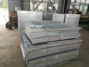 Metal grating panel with open grid structure