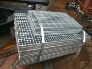 Metal grating floor for industrial platform